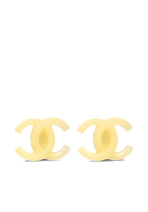 CHANEL Pre-Owned 2002 Interlocking CC clip earrings - Yellow