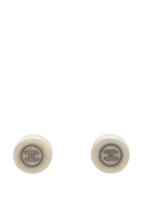CHANEL Pre-Owned 1999 Resin and Silver Plated CC Round Push Back Earrings costume earrings - White