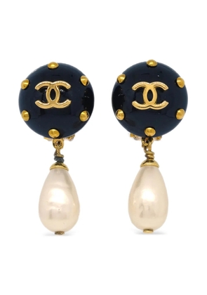 CHANEL Pre-Owned 1996 pearl dangle clip-on earrings - Black