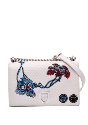 Christian Dior Pre-Owned 2015 Medium Lambskin Embroidered Diorama Flap crossbody bag - White