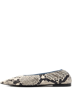 Bimba y Lola pointed-toe flat pumps - White