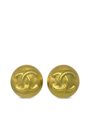 CHANEL Pre-Owned 1995 CC-embossed button clip-on earrings - Gold