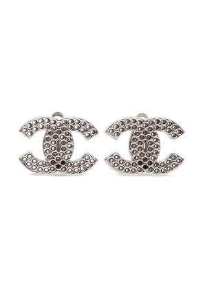 CHANEL Pre-Owned 2003 perforated CC logo clip-on earrings - Silver