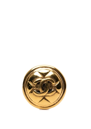CHANEL Pre-Owned 1970-1990 CC Gold Plated Quilted Round Brooch costume brooch