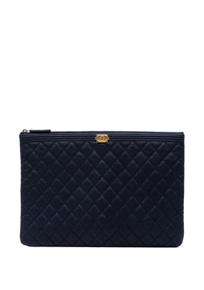 CHANEL Pre-Owned 2018-2019 Large Quilted Caviar Boy O Case clutch bag - Blue