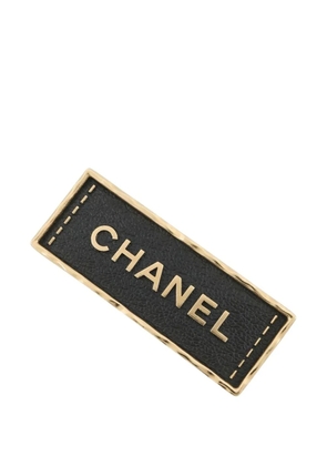 CHANEL Pre-Owned 2023 Gold Plated and Leather Logo Plate Brooch costume brooch - Black