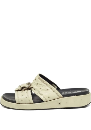 Ferragamo Pre-Owned pstrich leather buckle flats - Neutrals