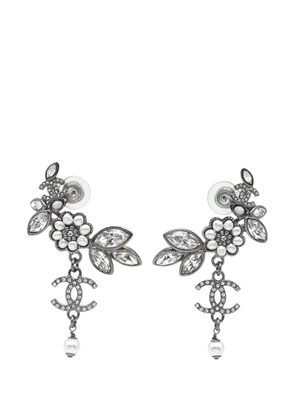 CHANEL Pre-Owned 2022 CC Gunmetal Faux Pearl and Rhinestone Flower Climber Earrings costume earrings - Grey