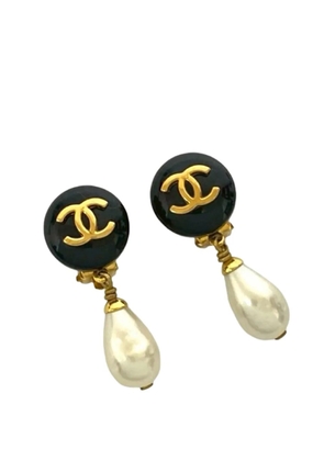 CHANEL Pre-Owned 1996 CC Gold Plated Resin and Faux Pearl Drop Clip On Earrings costume earrings - Black