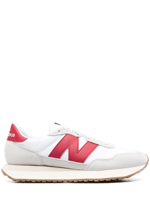New Balance logo-patch lace-up sneakers - White