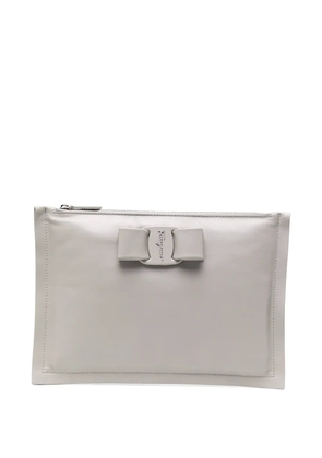 Ferragamo logo-plaque clutch bag - Grey