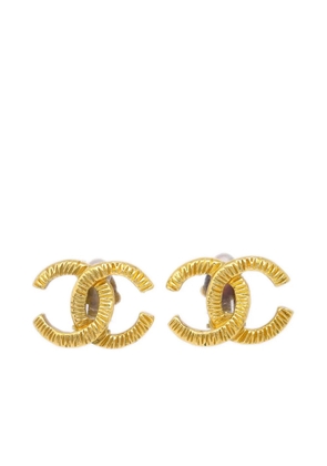 CHANEL Pre-Owned 1993 ribbed finish CC clip-on earrings - Gold