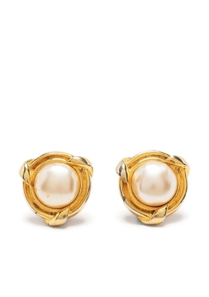 CHANEL Pre-Owned 1980s faux-pearl clip-on earrings - Gold