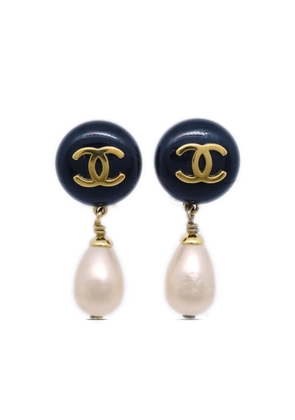 CHANEL Pre-Owned 1995 CC-logo pearl clip-on earrings - Black