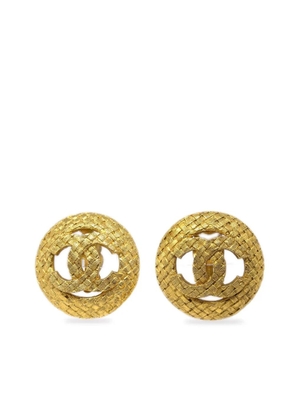 CHANEL Pre-Owned 1994 CC button clip-on earrings - Gold