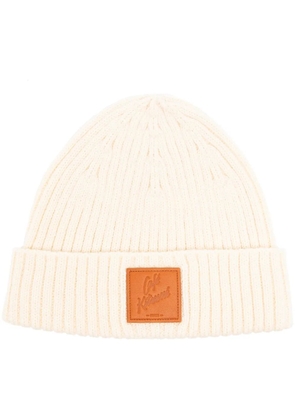 CAFÉ KITSUNÉ logo-patch ribbed knit beanie - White