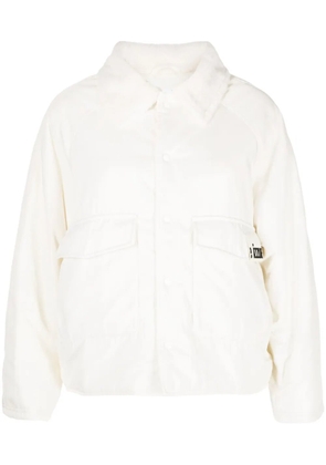 izzue logo-patch press-stud shirt jacket - White