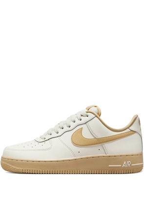 Nike Air Force 1 ’07 'Sail/Vintage Green/Sesame' sneakers - Neutrals