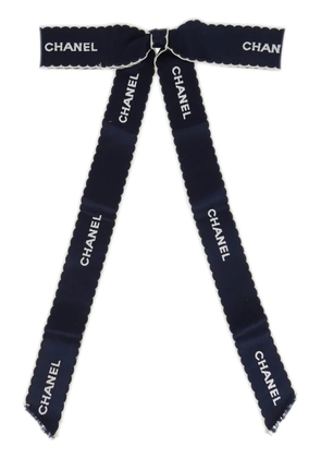 CHANEL Pre-Owned 1990-2000s bow brooch pin - Blue