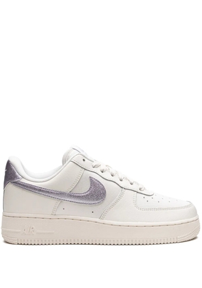 Nike Air Force 1 'Metallic Purple' sneakers - White