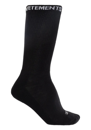 VETEMENTS logo-intarsia socks - Black