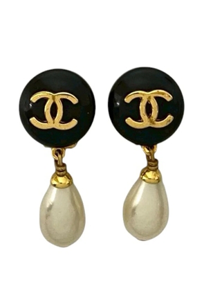 CHANEL Pre-Owned 1996 CC Gold Plated Faux Pearl and Resin Drop Earrings costume earrings - White