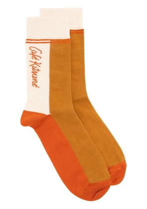 CAFÉ KITSUNÉ intarsia-knit logo socks - Brown
