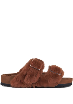 Birkenstock Arizona shearling buckle sandals - Brown