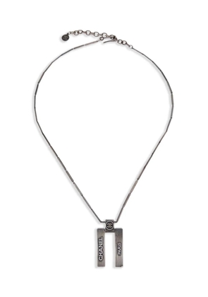 CHANEL Pre-Owned 1999 logo-plate necklace - Silver