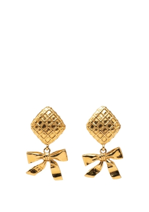 CHANEL Pre-Owned 1970-1980 Gold Plated Quilted Diamond Ribbon Clip on Earrings costume earrings