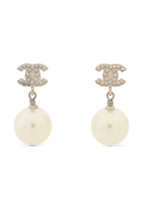 CHANEL Pre-Owned 2022 pearl drop earrings - Silver