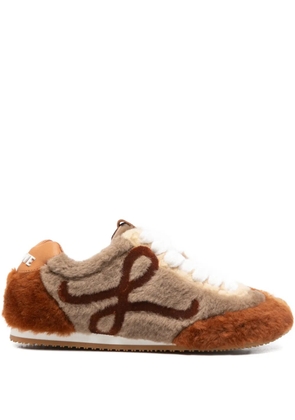 LOEWE logo-plaque sneakers - Brown