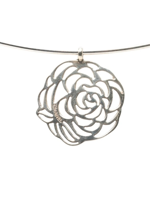 CHANEL Pre-Owned 2000-2020 Sterling Silver Camellia Cutout Pendant Choker necklace