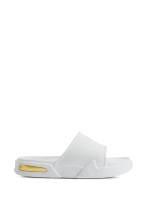Giuseppe Zanotti logo detail slide - White