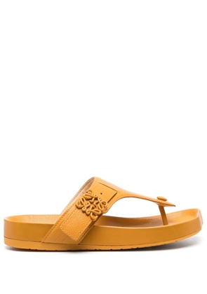 LOEWE logo-plaque leather flip flops - Yellow