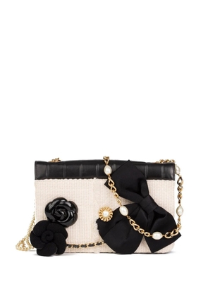 CHANEL Pre-Owned 1990s Camellia-appliqué Choco Bar shoulder bag - Black