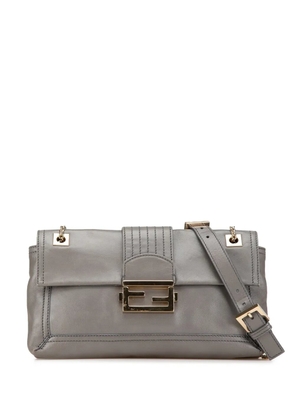 Fendi Pre-Owned 2010-2024 Glazed Leather Chain Flap Baguette crossbody bag - Grey