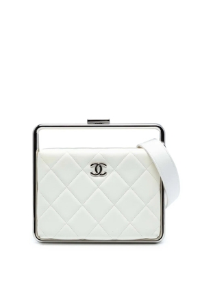 CHANEL Pre-Owned 2019 Quilted Lambskin Metal Bar Convertible Clutch satchel - White