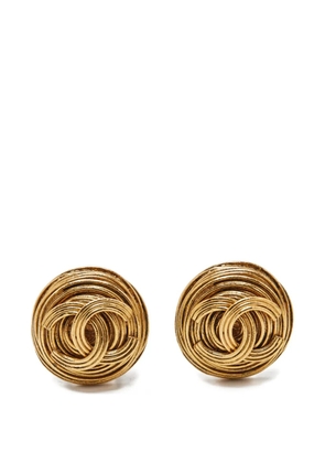 CHANEL Pre-Owned CC embossed detail earrings - Gold