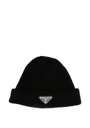 Prada ribbed logo-plaque beanie - Black