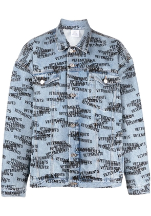 VETEMENTS logo-print denim jacket - Blue