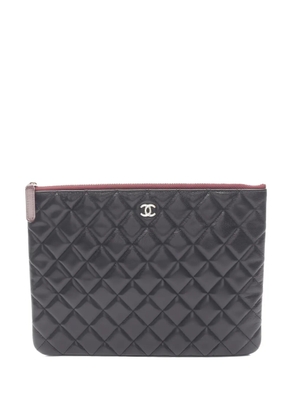 CHANEL Pre-Owned 2016-2017 Matelassé leather clutch bag - Black