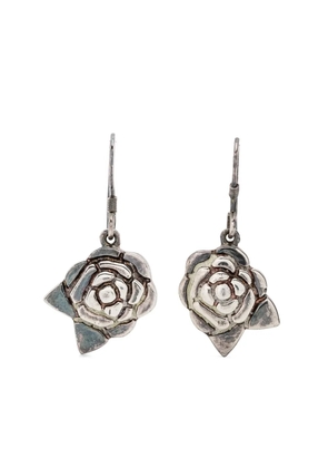 CHANEL Pre-Owned 1990s Camélia rose-pendant earrings - Silver