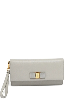 Ferragamo Pre-Owned leather bow clutch bag - Grey