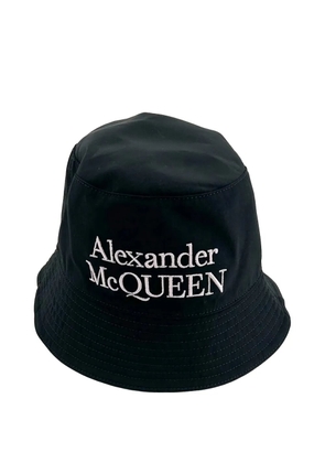 Alexander McQueen logo-embroidered reversible bucket hat - Black