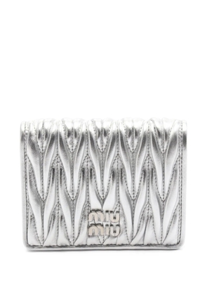 Miu Miu Pre-Owned 2020s Matelasse bi-fold leather wallet - Silver