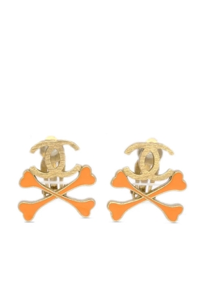 CHANEL Pre-Owned 2003 bones CC-logo clip-on earrings - Gold