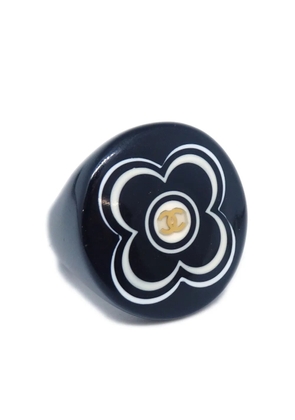 CHANEL Pre-Owned 2002 camellia-print CC-logo ring - Black