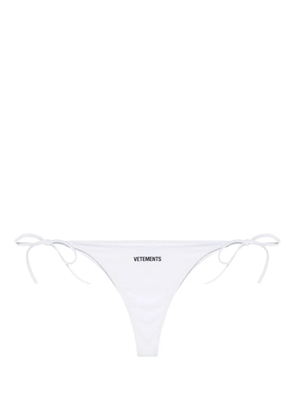 VETEMENTS logo-print bikini bottom - White