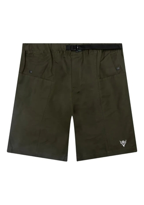 SOUTH2 WEST8 logo-detail cargo shorts - Green